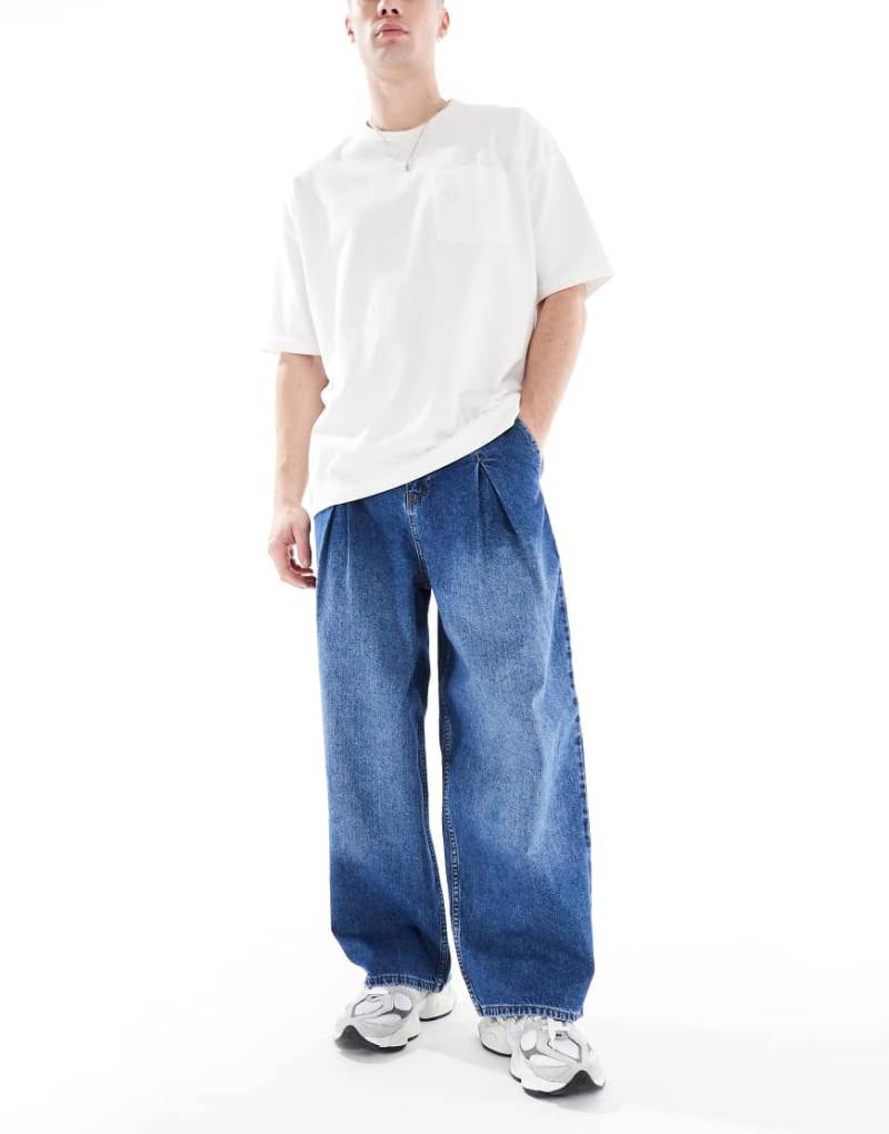 ASOS DESIGN - Extrem weit geschnittene Jeans in mittlerer Waschung mit Bundfalten-Blau von ASOS DESIGN