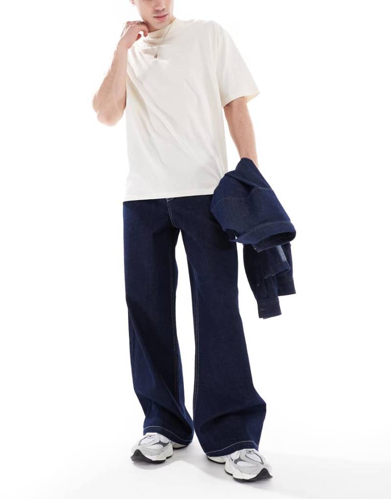 ASOS DESIGN - Extrem weite Jeans in Raw-Waschung mit Detail auf der Po-Tasche-Blau von ASOS DESIGN