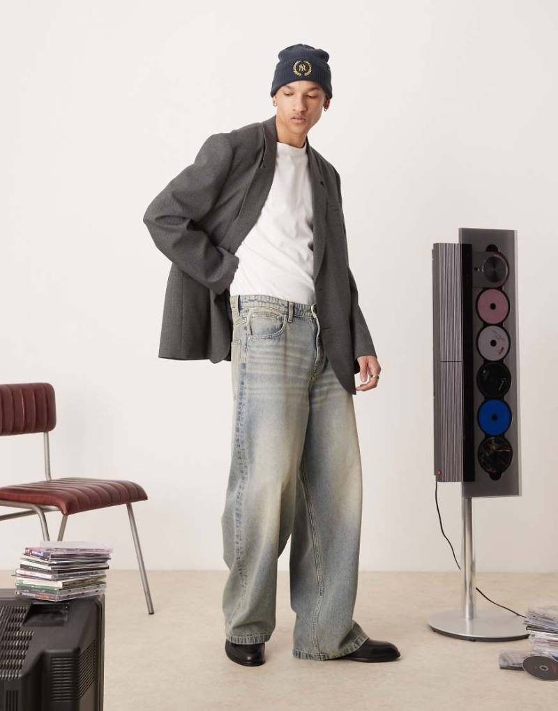 ASOS DESIGN - Extrem weite Jeans in hellblauer Waschung von ASOS DESIGN