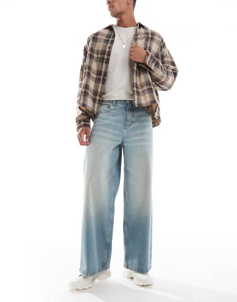 ASOS DESIGN - Extrem weite Jeans in hellblauer Waschung von ASOS DESIGN