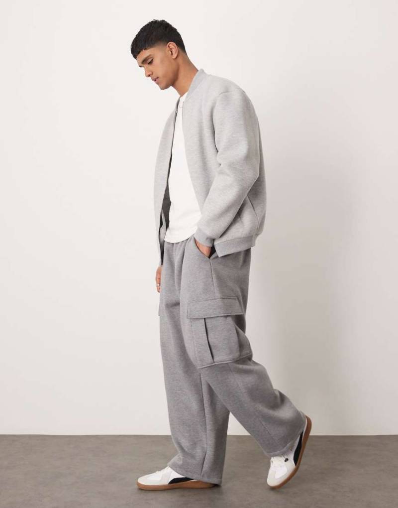 ASOS DESIGN - Extrem weite Jogginghose in Dunkelgrau meliert mit Utility-Taschen von ASOS DESIGN