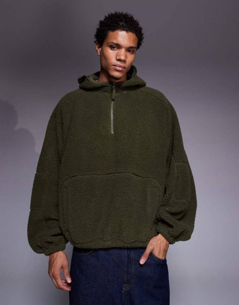 ASOS DESIGN - Super-Oversize-Kapuzenpullover aus Fleece in Dunkelgrün mit Stehkragen und kurzem Reißverschluss von ASOS DESIGN