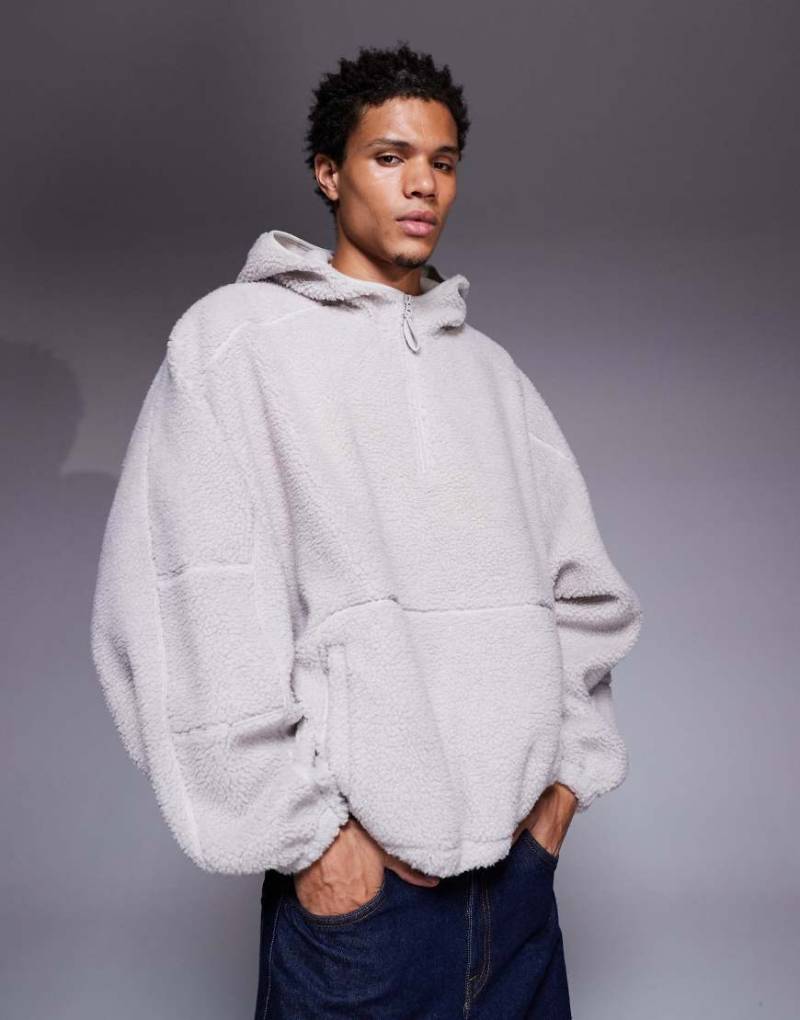 ASOS DESIGN - Super-Oversize-Kapuzenpullover aus Fleece in Grau mit Stehkragen und kurzem Reißverschluss von ASOS DESIGN