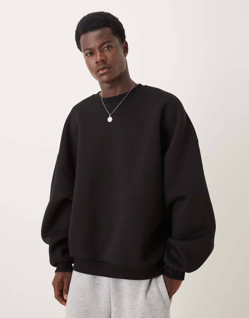 ASOS DESIGN - Sweatshirt aus schwerem, neoprenartigem Material in Schwarz mit extremer Oversize-Passform von ASOS DESIGN