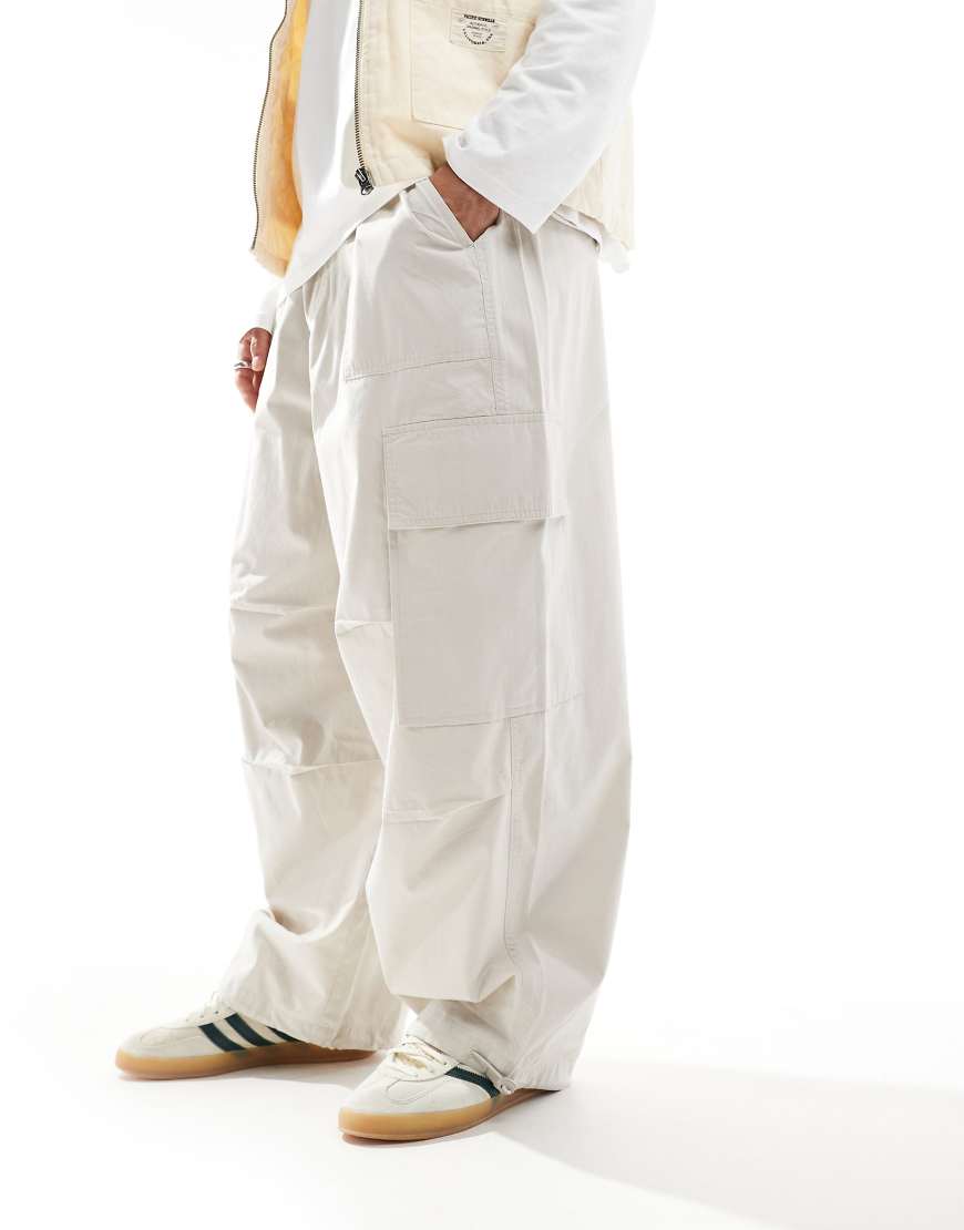ASOS DESIGN - Fallschirm-Cargohose in Creme-Weiß ASOS DESIGN - Fallschirm-Cargohose in Creme-Weiß von ASOS DESIGN