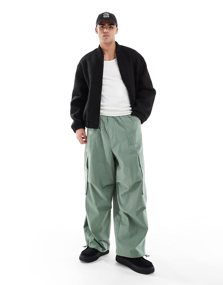 ASOS DESIGN - Fallschirm-Cargohose in Grün ASOS DESIGN - Fallschirm-Cargohose in Grün von ASOS DESIGN