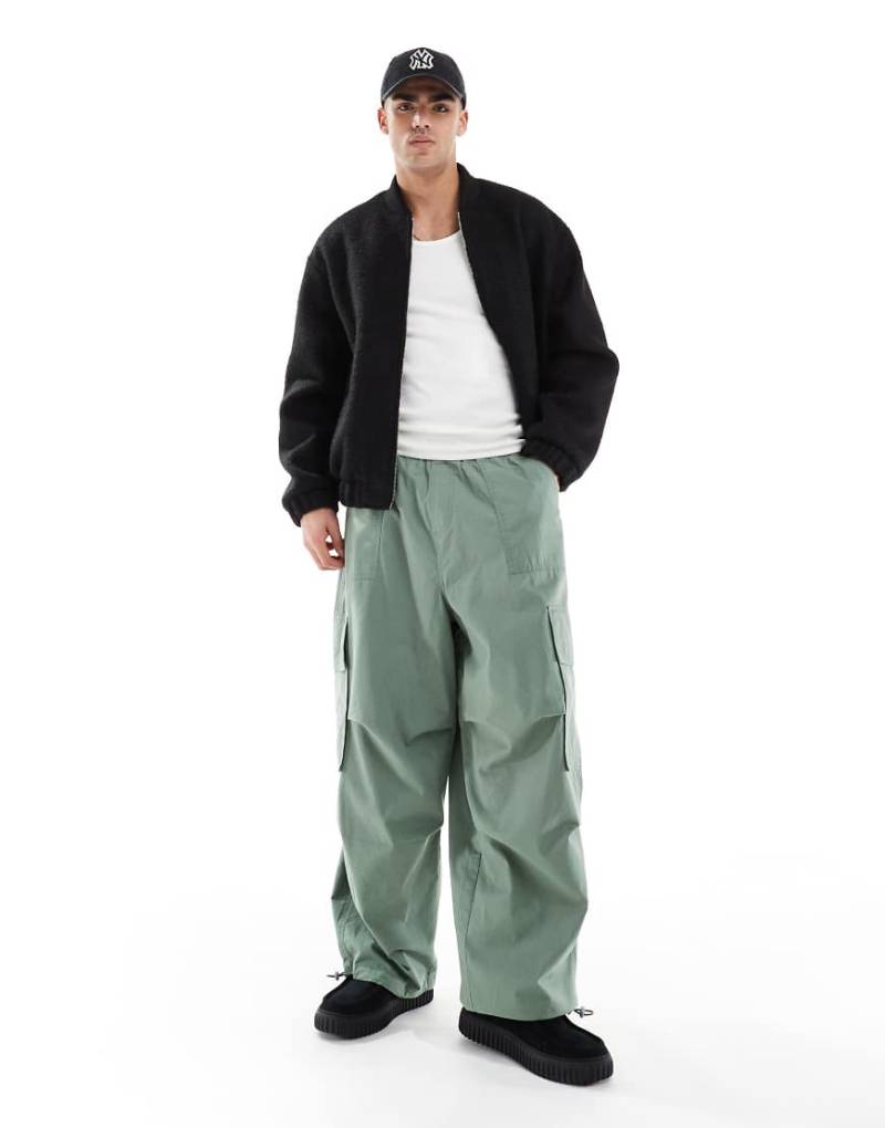 ASOS DESIGN - Fallschirm-Cargohose in Grün von ASOS DESIGN