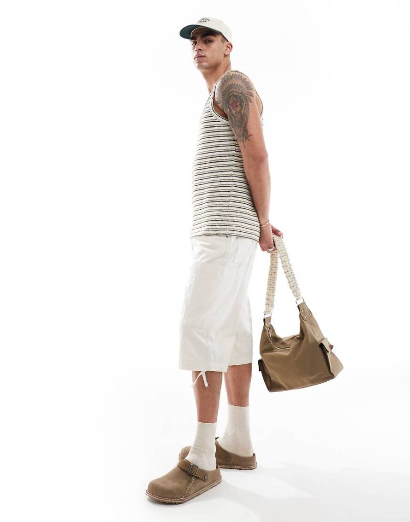 ASOS DESIGN - Länger geschnittene Fallschirm-Cargoshorts in Steinbeige-Neutral von ASOS DESIGN
