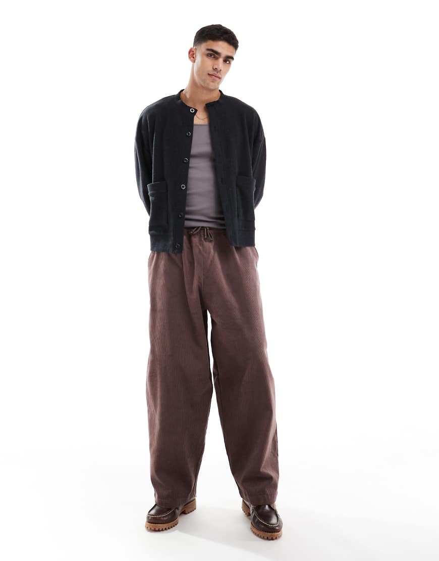 ASOS DESIGN - Fallschirm-Hose aus Cord in Braun ASOS DESIGN - Fallschirm-Hose aus Cord in Braun von ASOS DESIGN