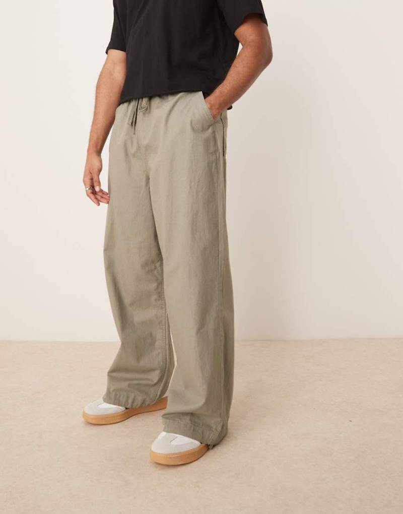 ASOS DESIGN - Fallschirm-Hose aus Leinenmix in Khaki-Braun von ASOS DESIGN