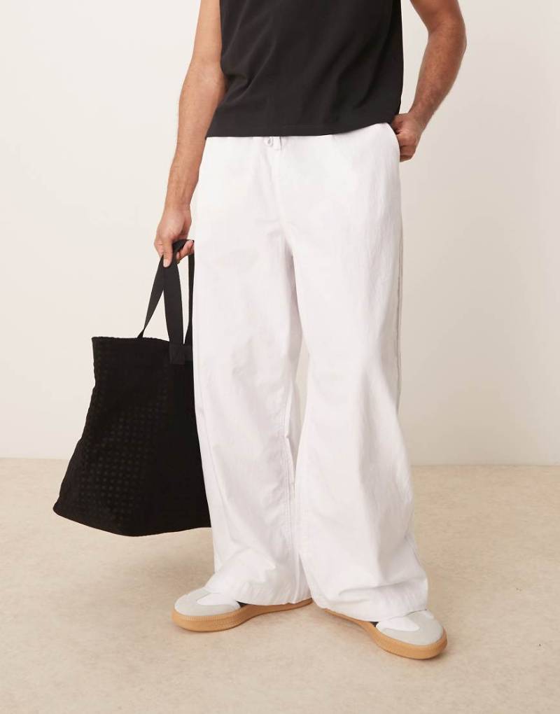 ASOS DESIGN - Fallschirm-Hose aus Leinenmix in Weiß-Braun von ASOS DESIGN