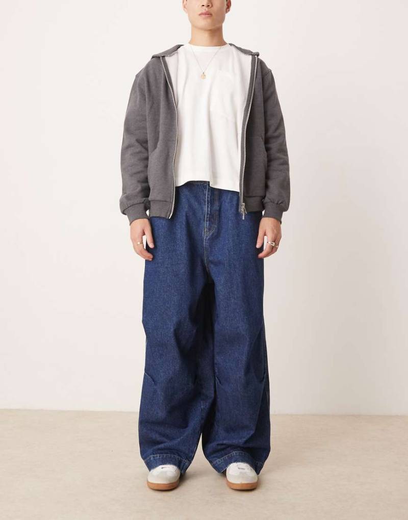ASOS DESIGN - Fallschirm-Jeans in Rinse-Waschung mit Oversize-Schnitt-Blau von ASOS DESIGN