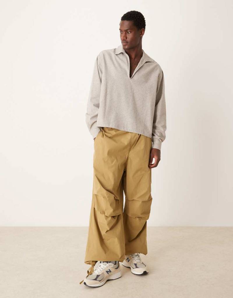 ASOS DESIGN - Fallschirmhose in Beige mit sehr weitem Ballon-Schnitt-Neutral von ASOS DESIGN