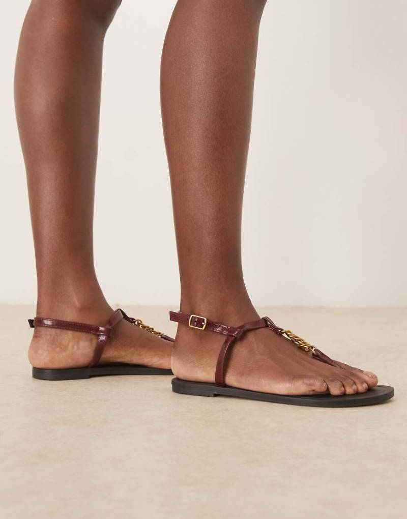 ASOS DESIGN - Fancy - Flache Sandalen in Burgunderrot mit Kettendesign von ASOS DESIGN