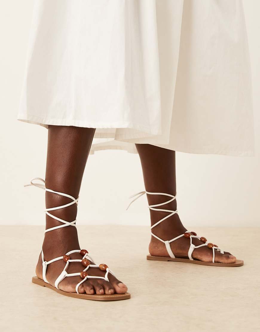 ASOS DESIGN - Faroe - Flache Riemchensandalen in Weiß mit Perlendetails ASOS DESIGN - Faroe - Flache Riemchensandalen in Weiß mit Perlendetails von ASOS DESIGN