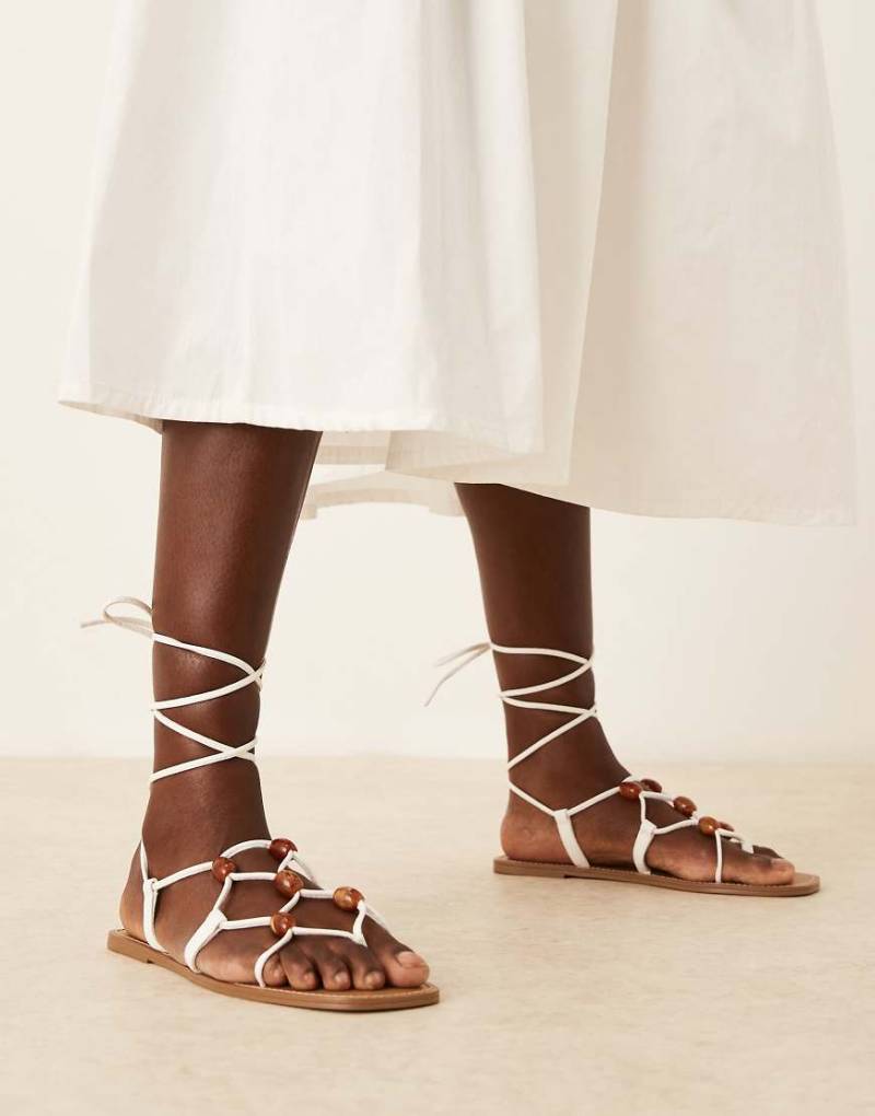 ASOS DESIGN - Faroe - Flache Riemchensandalen in Weiß mit Perlendetails von ASOS DESIGN
