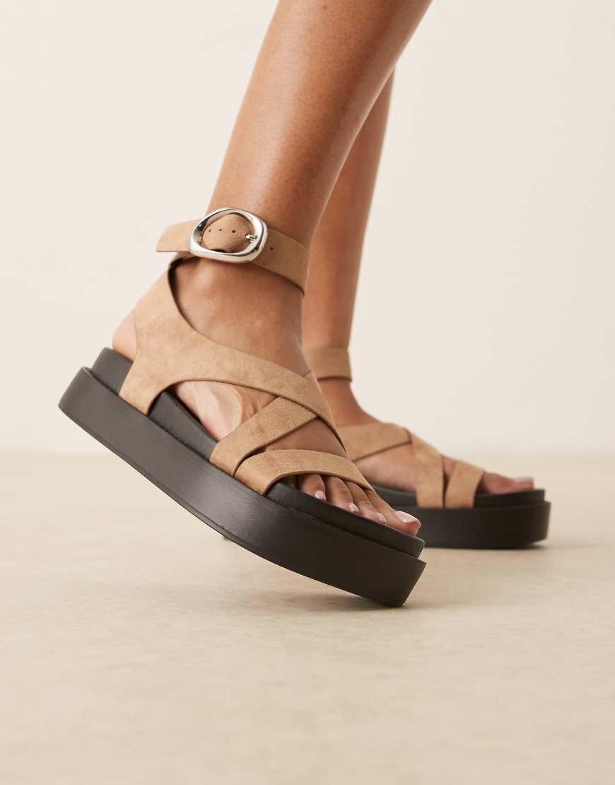 ASOS DESIGN - Farrah - Sandalen aus Wildlederimitat in Sandbeige mit überkreuzten Riemen und Fußbett-Neutral von ASOS DESIGN