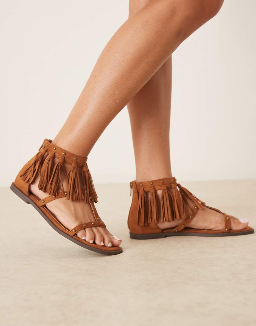 ASOS DESIGN - Feather - Flache Sandalen in Hellbraun mit Nietenverzierung und Fransen von ASOS DESIGN
