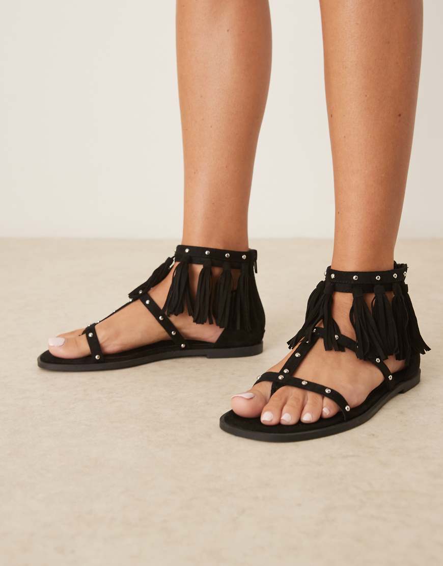 ASOS DESIGN - Feather - Flache Sandalen in Schwarz mit Nietenverzierung und Fransen von ASOS DESIGN