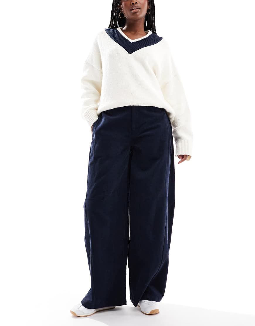 ASOS DESIGN - Feincord-Hose in Marineblau mit extremem Horseshoe-Schnitt und Ziernähten-Gelb ASOS DESIGN - Feincord-Hose in Marineblau mit extremem Horseshoe-Schnitt und Ziernähten-Gelb von ASOS DESIGN