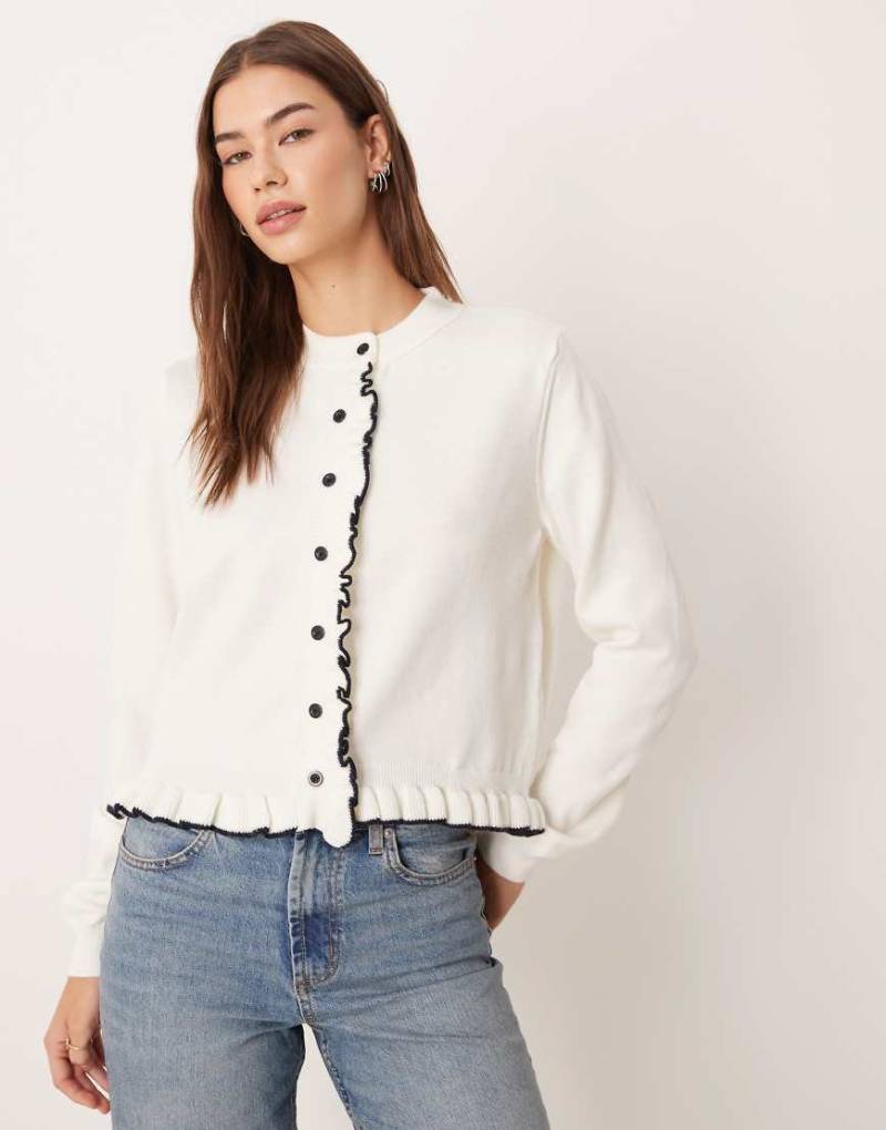 ASOS DESIGN - Feinstrick-Strickjacke in Cremeweiß mit Rüschen und Kontraststreifen von ASOS DESIGN