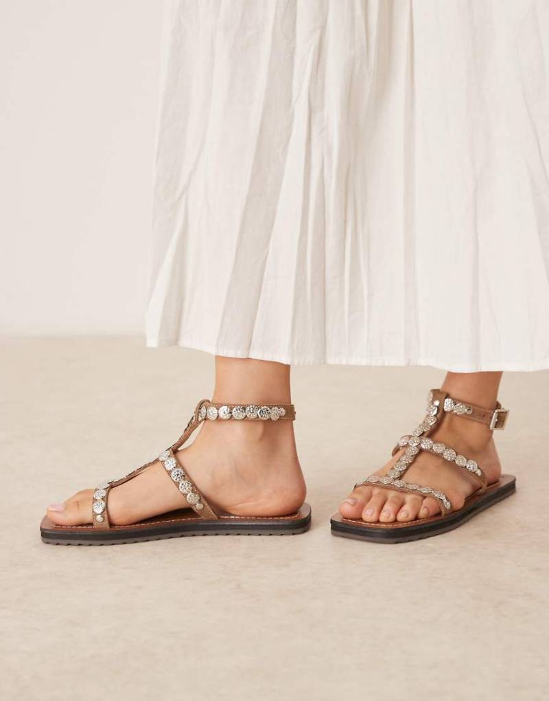 ASOS DESIGN - Felix - Flache Sandalen aus hellbraunem Wildleder mit Metallmünzenverzierung von ASOS DESIGN