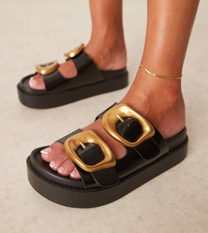 ASOS DESIGN - Femi - Oversize-Mules in Schwarz mit Fußbett und Schnalle, breite Passform von ASOS DESIGN Wide Fit