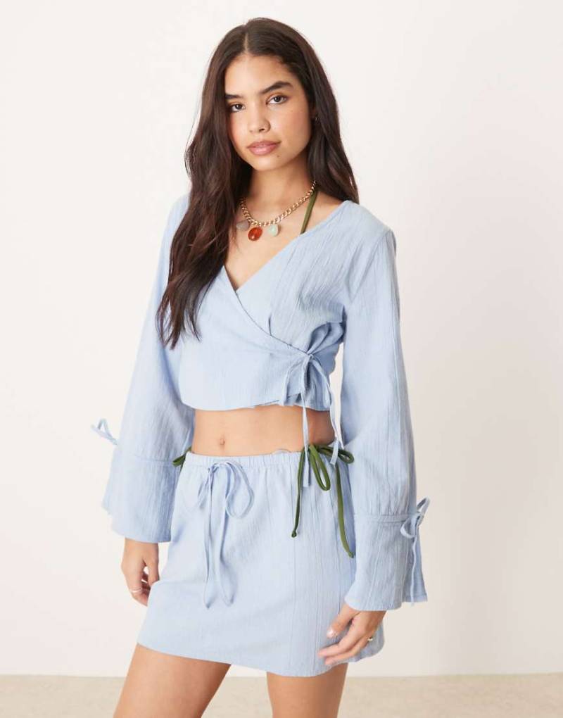 ASOS DESIGN - Fern - Strandoberteil in Eisblau mit gewickelter Vorderseite von ASOS DESIGN