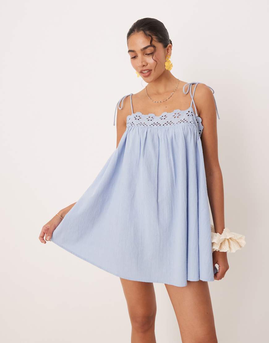 ASOS DESIGN - Fern - Mini-Strandkleid in Eisblau mit Lochstickereibesatz ASOS DESIGN - Fern - Mini-Strandkleid in Eisblau mit Lochstickereibesatz von ASOS DESIGN