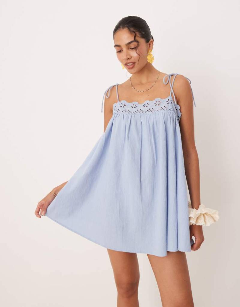 ASOS DESIGN - Fern - Mini-Strandkleid in Eisblau mit Lochstickereibesatz von ASOS DESIGN