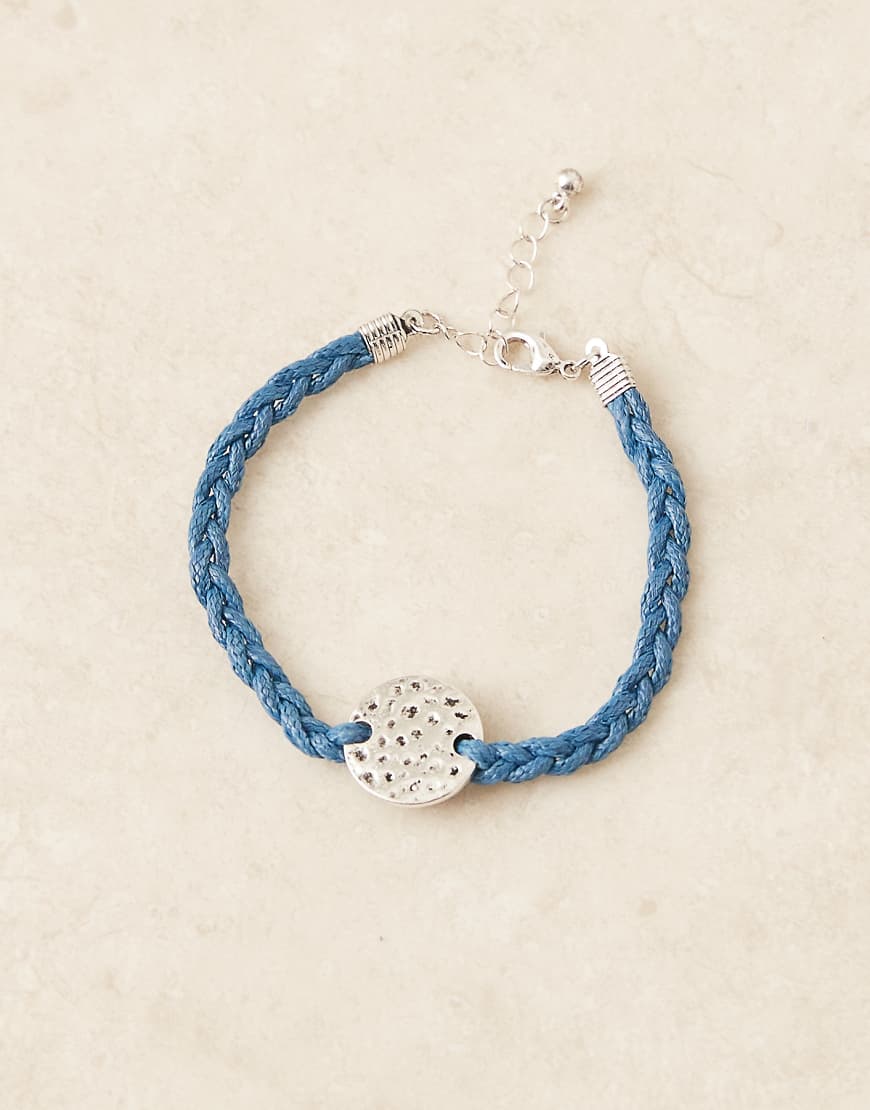 ASOS DESIGN - Festival-Armband aus geflochtenem Leder in Blau mit gehämmertem Münzdetail ASOS DESIGN - Festival-Armband aus geflochtenem Leder in Blau mit gehämmertem Münzdetail von ASOS DESIGN