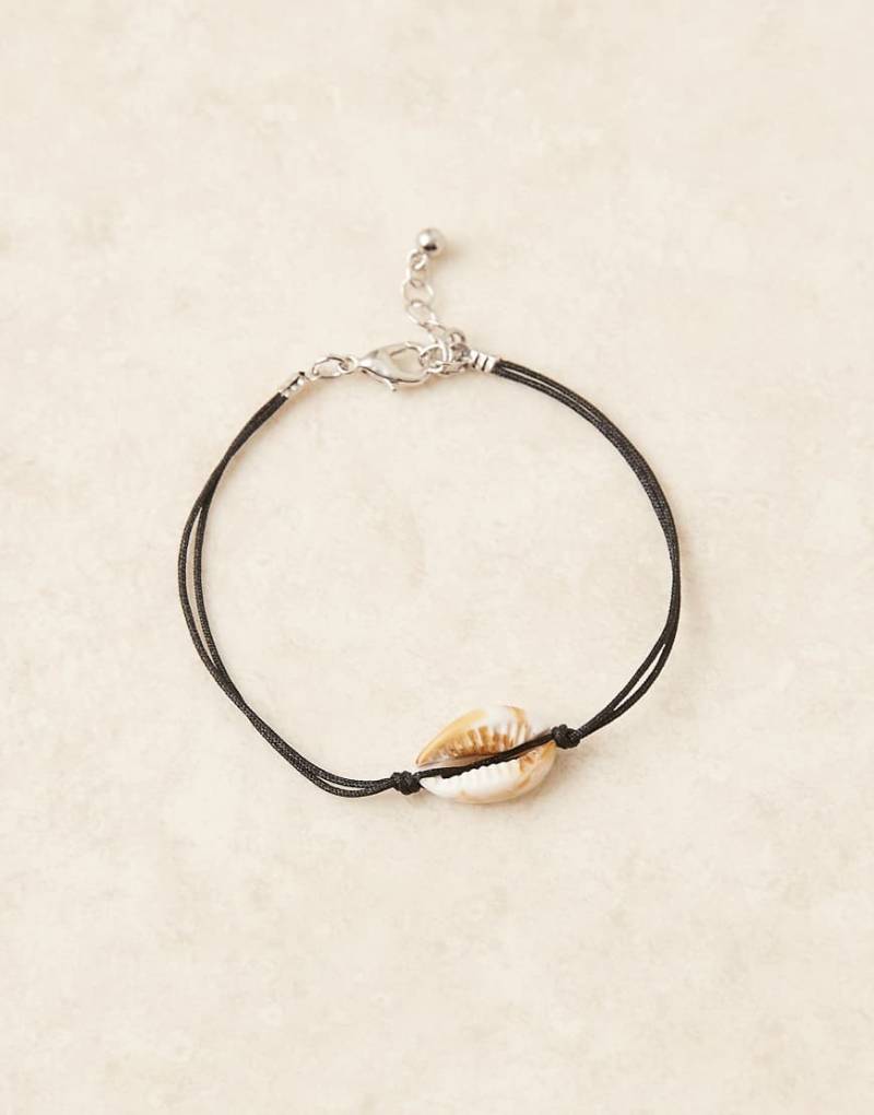 ASOS DESIGN - Armband mit Kordel in Schwarz und Kunstmuschel von ASOS DESIGN