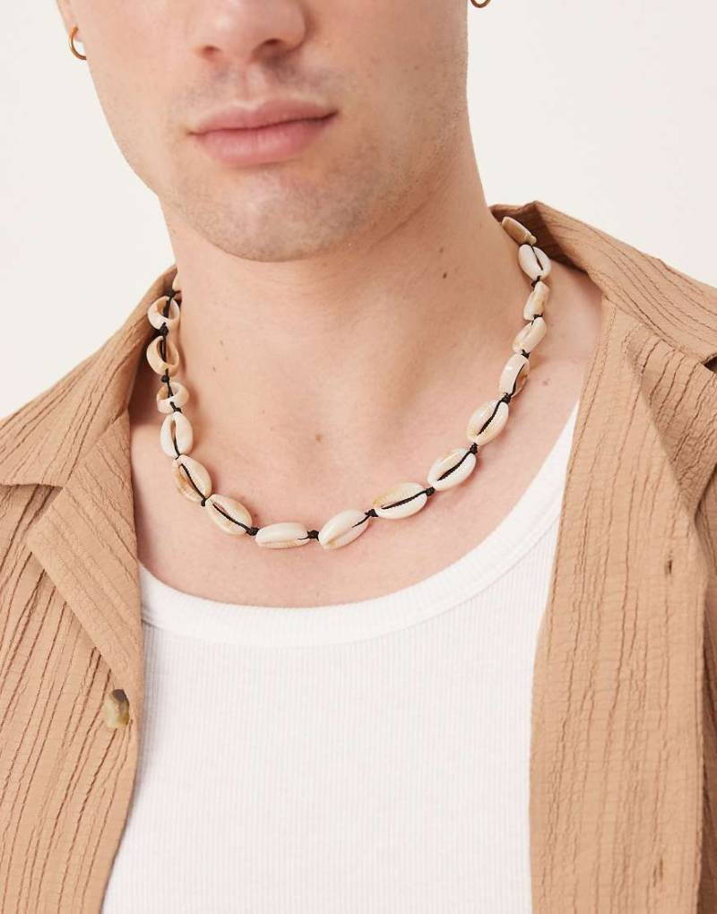 ASOS DESIGN - Halskette aus Kordel mit unechten Muscheln in Creme-Weiß von ASOS DESIGN