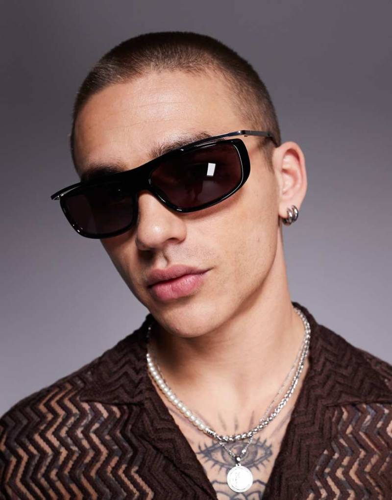 ASOS DESIGN - Wrap-Sonnenbrille in Schwarz und Silber mit burgunderroten Gläsern von ASOS DESIGN