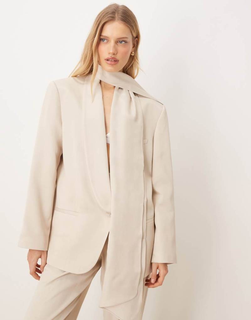 ASOS DESIGN - Festlicher Satin-Blazer in Creme mit Bindedetail am Ausschnitt-Weiß von ASOS DESIGN
