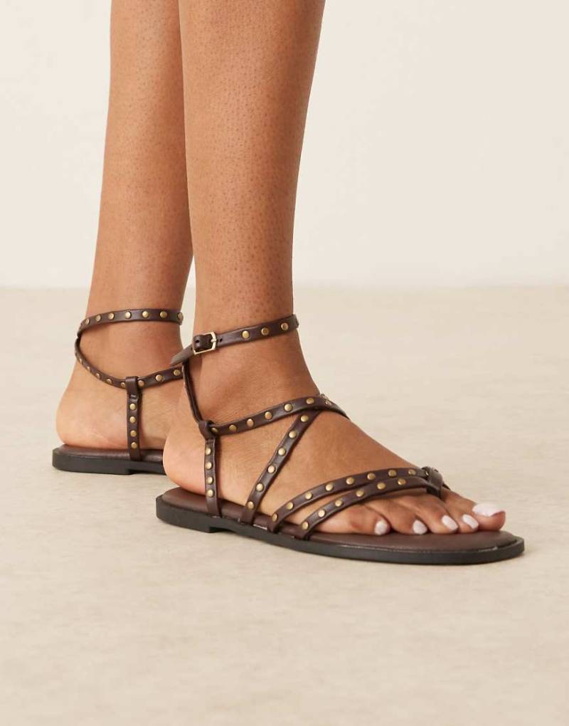 ASOS DESIGN - Fierce - Mit Nieten besetzte Riemchen-Sandalen in Schokobraun von ASOS DESIGN