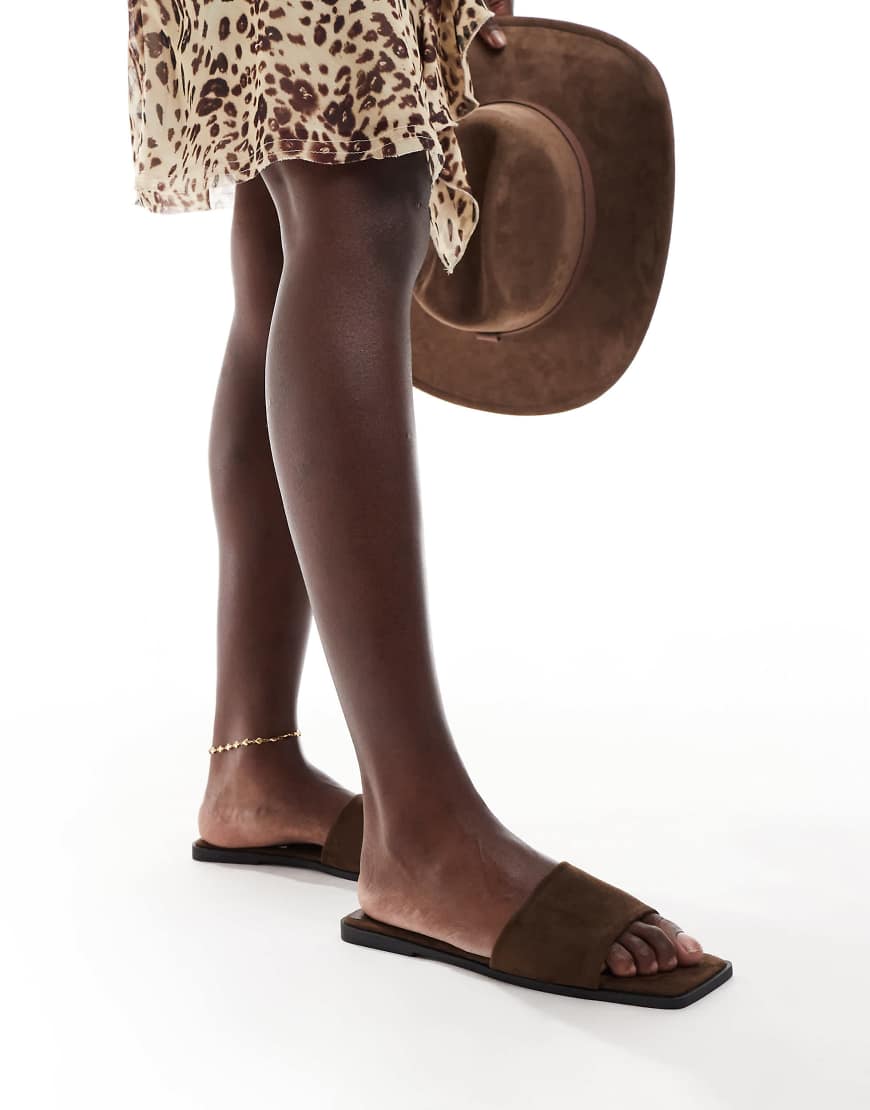 ASOS DESIGN - Fig - Flache Mules-Sandalen in Schokobraun mit eckiger Zehenpartie von ASOS DESIGN