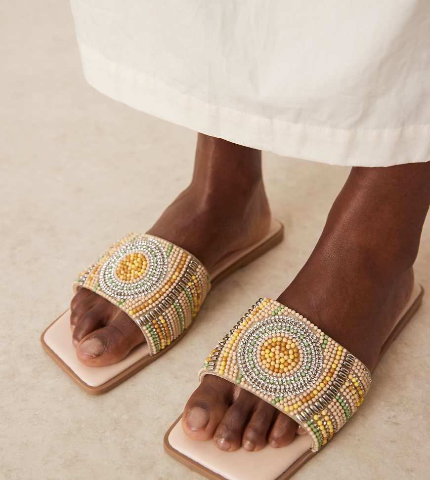 ASOS DESIGN - Fig - Flache Mules-Sandalen mit eckiger Zehenpartie und Perlen in mehreren Farben, breite Passform-Neutral ASOS DESIGN - Fig - Flache Mules-Sandalen mit eckiger Zehenpartie und Perlen in mehreren Farben, breite Passform-Neutral von ASOS DESIGN