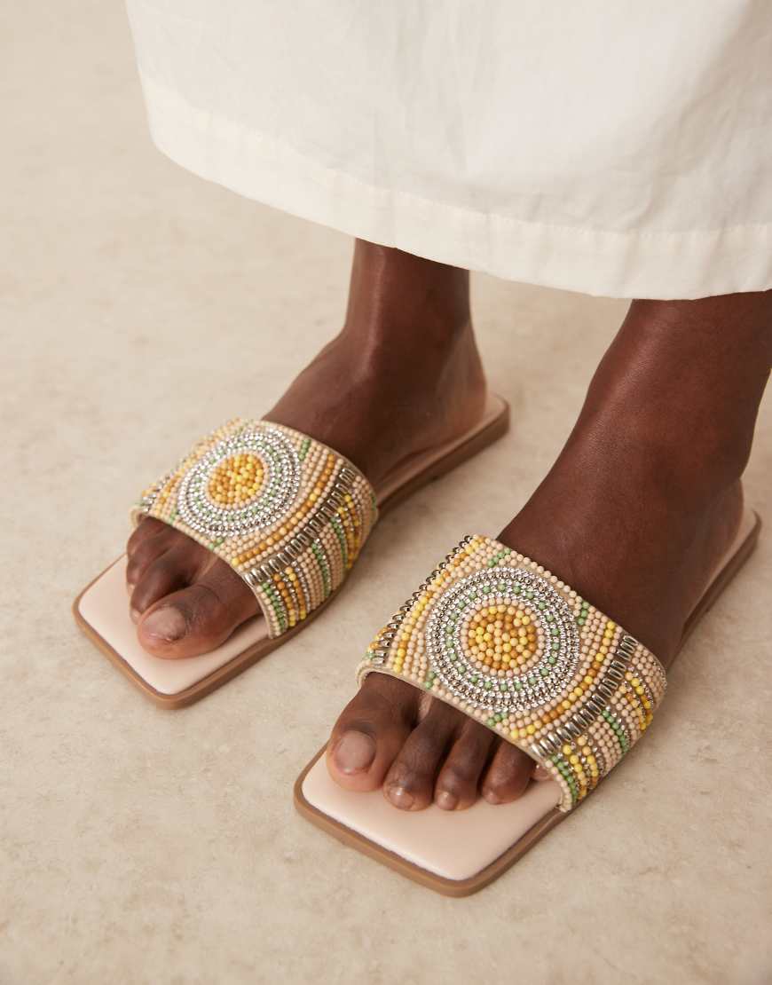 ASOS DESIGN - Fig - Flache Mules-Sandalen mit eckiger Zehenpartie und Perlen in mehreren Farben-Neutral von ASOS DESIGN
