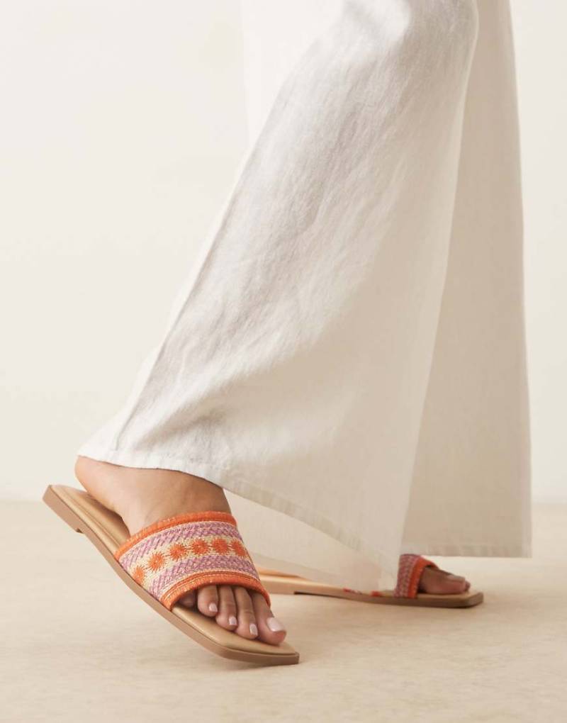 ASOS DESIGN Fig - Flache Pantoletten in Natur mit eckiger Zehenpartie und Stickerei-Neutral von ASOS DESIGN