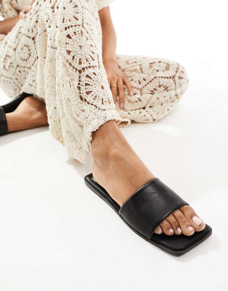 ASOS DESIGN - Fig - Flache Sandalen in Schwarz mit eckiger Zehenpartie von ASOS DESIGN