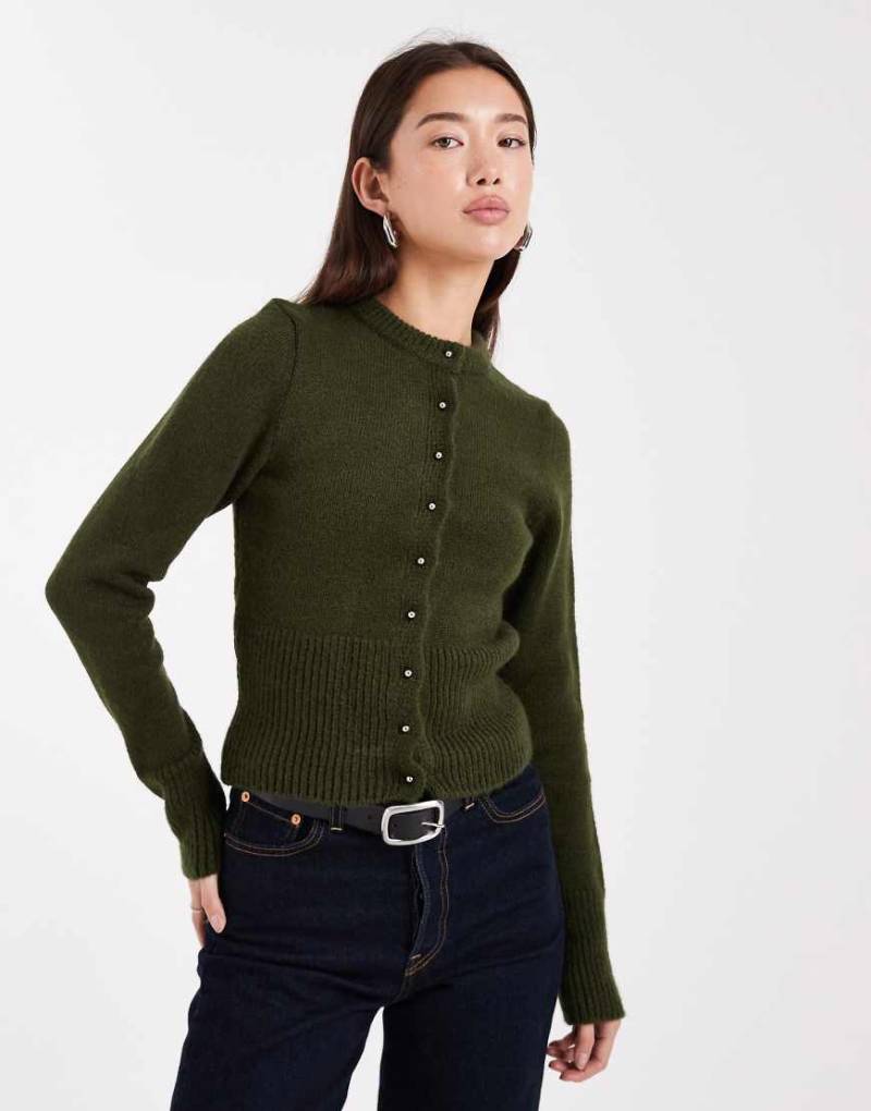 ASOS DESIGN - Figurbetonte, flauschige Strickjacke in Khaki-Grün von ASOS DESIGN