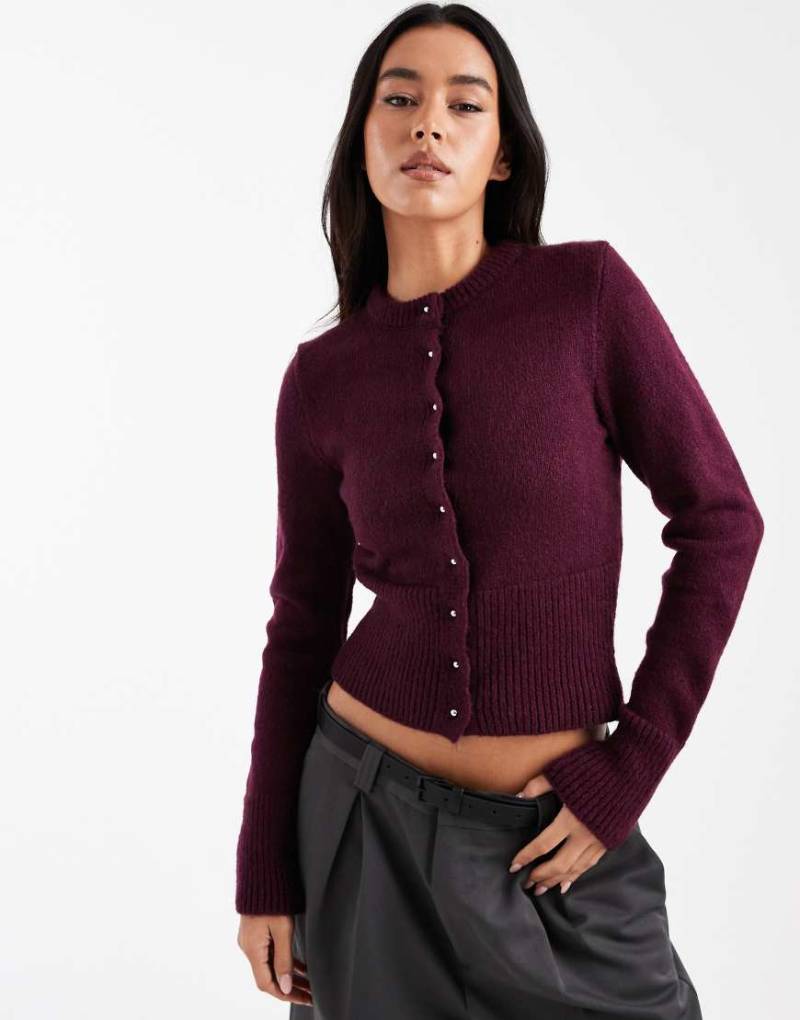 ASOS DESIGN - Figurbetonte, flauschige Strickjacke in Pflaume-Rot von ASOS DESIGN