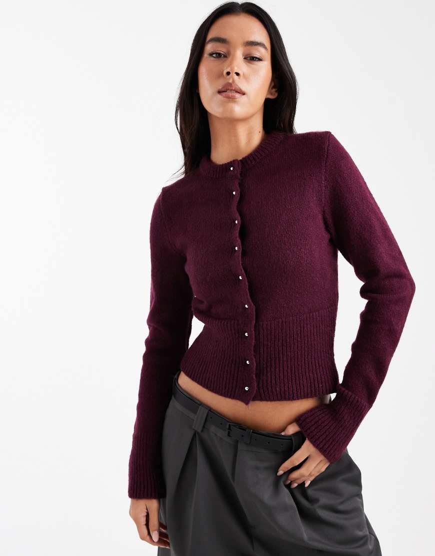 ASOS DESIGN - Figurbetonte, flauschige Strickjacke in Pflaume-Rot von ASOS DESIGN
