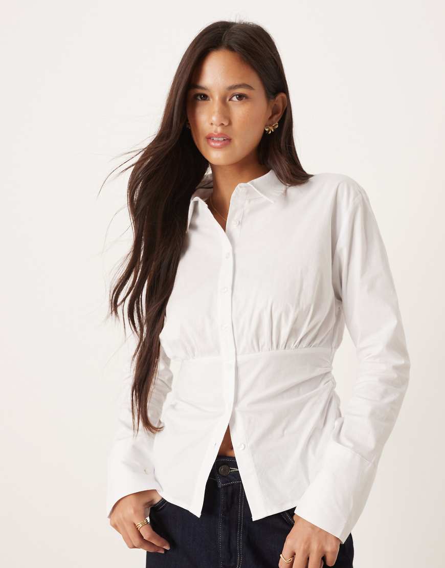 ASOS DESIGN - Figurbetonte, geraffte Hemdbluse in Weiß von ASOS DESIGN