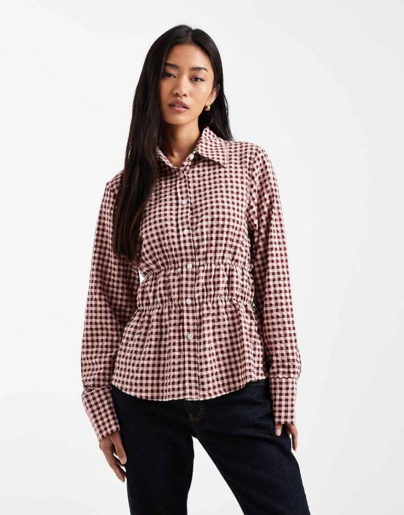 ASOS DESIGN - Figurbetonte, gesmokte Hemdbluse in kariertem Rosa-Bunt von ASOS DESIGN