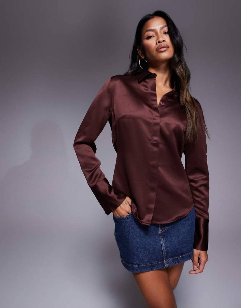 ASOS DESIGN - Figurbetonte Hemdbluse aus Satin in Schokobraun mit schmalem Schnitt-Brown ASOS DESIGN - Figurbetonte Hemdbluse aus Satin in Schokobraun mit schmalem Schnitt-Brown von ASOS DESIGN