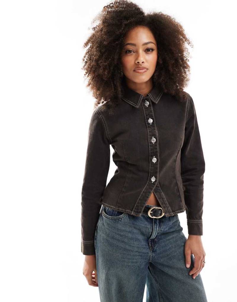 ASOS DESIGN - Figurbetonte Jeansjacke in brauner Tönung von ASOS DESIGN