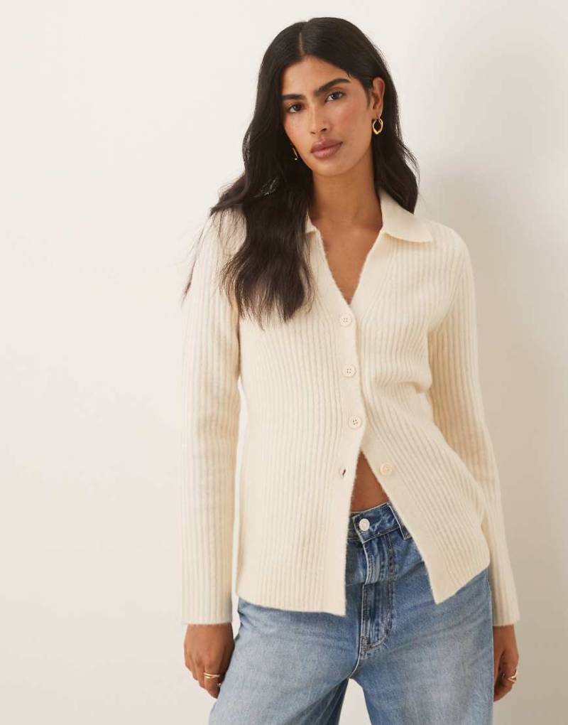 ASOS DESIGN - Figurbetonte Longline-Hemdbluse aus Strick in Cremeweiß von ASOS DESIGN