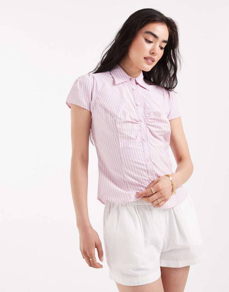 ASOS DESIGN - Figurbetonte Popeline-Hemdbluse in gestreiftem Rosa mit Kappärmeln-Bunt von ASOS DESIGN